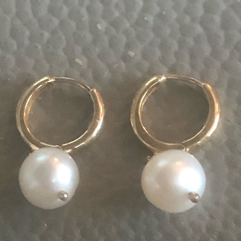 Kate Spade NEW YORK Pearl drop Earring Huggies Gold Tone W/O Card Like new